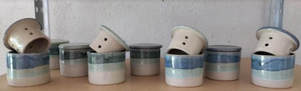 Beurrier à eau en grès émaillée Production Les mains et l'argile. Atelier de céramiste à Saint Julien de Jonzy, Brionnais, Saône et Loire, Bourgogne. Véronique Truchet