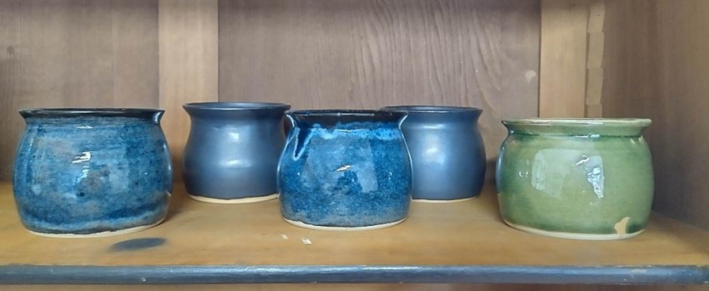 Cache pot en grès émaillé petite taille Production Les mains et l'argile. Atelier de céramiste à Saint Julien de Jonzy, Brionnais, Saône et Loire, Bourgogne. Véronique Truchet