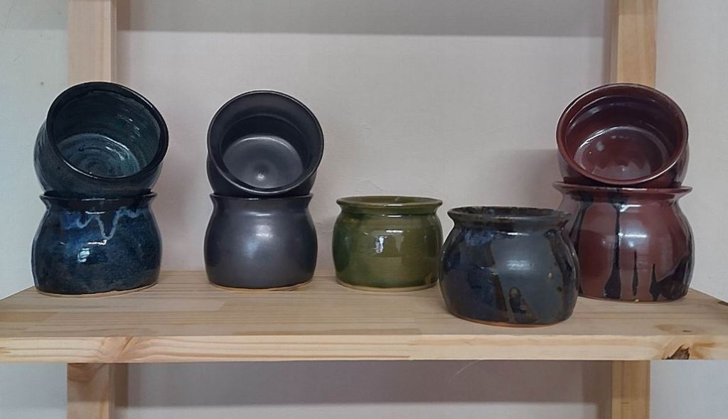 Cache pots en grès émaillé Production Les mains et l'argile. Atelier de céramiste à Saint Julien de Jonzy, Brionnais, Saône et Loire, Bourgogne. Véronique Truchet