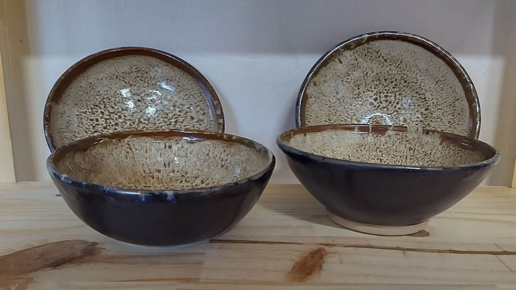 Grande coupelle en grès émaillé Production Les mains et l'argile. Atelier de céramiste à Saint Julien de Jonzy, Brionnais, Saône et Loire, Bourgogne. Véronique Truchet