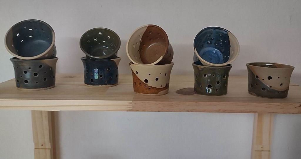 photophore pour bougies plate en grès Production Les mains et l'argile. Atelier de céramiste à Saint Julien de Jonzy, Brionnais, Saône et Loire, Bourgogne. Véronique Truchet