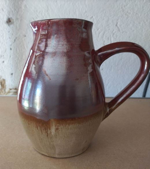 Pichet en grès. Contenance 1 litre 5 Production Les mains et l'argile. Atelier de céramiste à Saint Julien de Jonzy, Brionnais, Saône et Loire, Bourgogne. Véronique Truchet