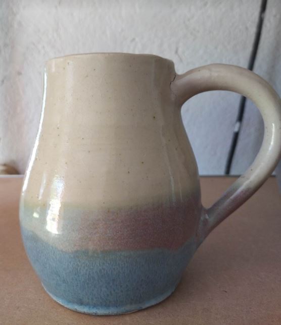 Pichet en grès émaillé rose et bleu Production Les mains et l'argile. Atelier de céramiste à Saint Julien de Jonzy, Brionnais, Saône et Loire, Bourgogne. Véronique Truchet