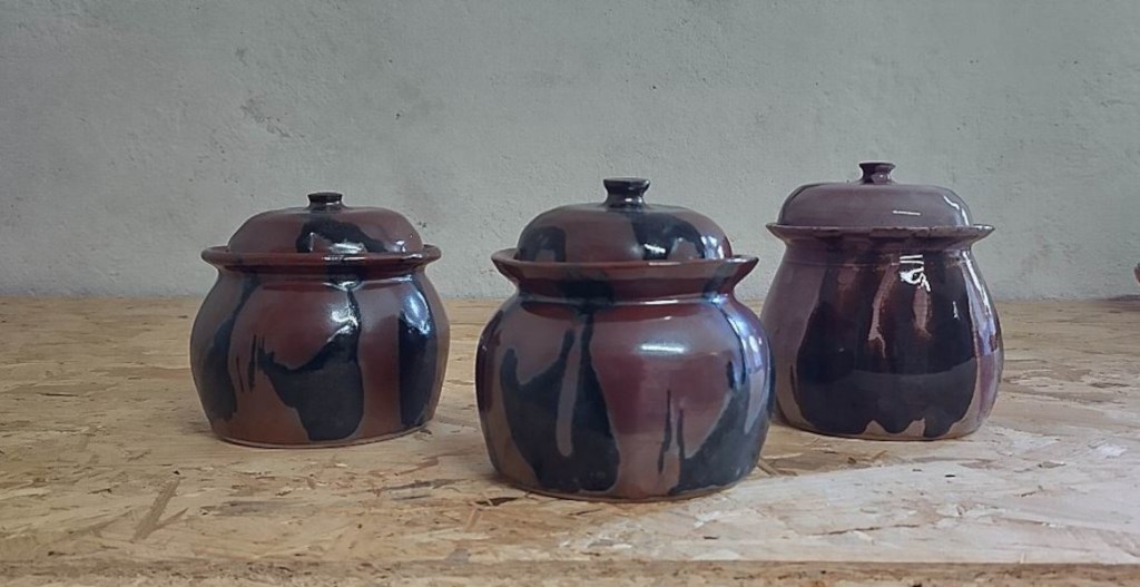 pots à couvercle en grès émaillé. Superposition d'émail Production Les mains et l'argile. Atelier de céramiste à Saint Julien de Jonzy, Brionnais, Saône et Loire, Bourgogne. Véronique Truchet