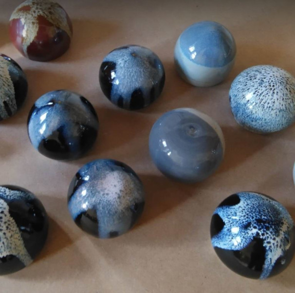 Salières magiques en grès émaillé Production Les mains et l'argile. Atelier de céramiste à Saint Julien de Jonzy, Brionnais, Saône et Loire, Bourgogne. Véronique Truchet