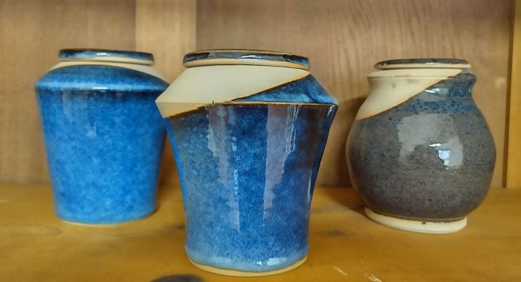 Urnes pour petits animaux en grès Production Les mains et l'argile. Atelier de céramiste à Saint Julien de Jonzy, Brionnais, Saône et Loire, Bourgogne. Véronique Truchet