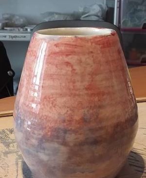 Vase à l'éponge. Production les mains et l'argile. Saint Julien de Jonzy, Brionnais, Saône et Loire, Bourgogne