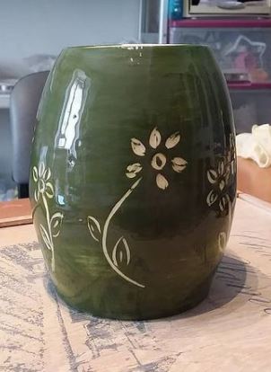 Vase sgraffité. Production les mains et l'argile. Saint Julien de Jonzy, Brionnais, Saône et Loire, Bourgogne