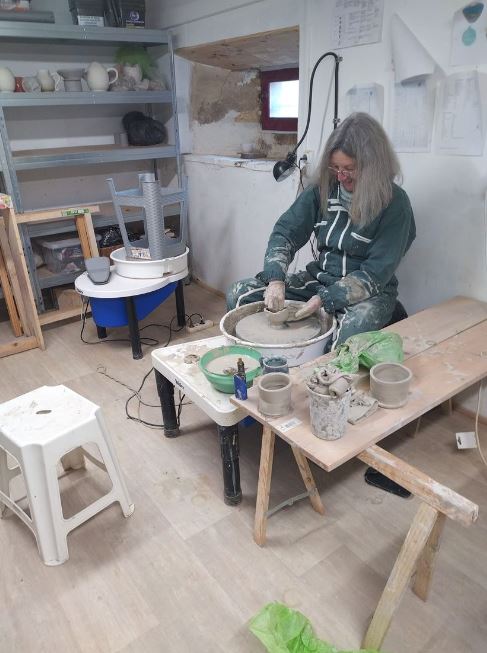 Catherine qui suit son premier cours de tournage