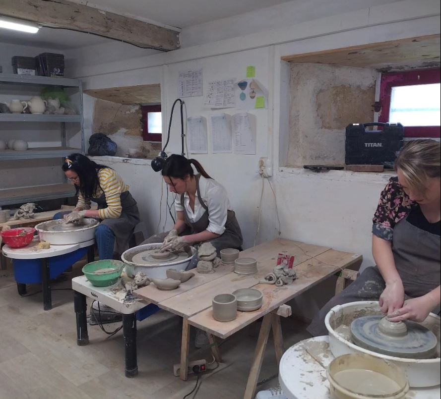 Les 3 copines en pleine concentration sur leurs pièces