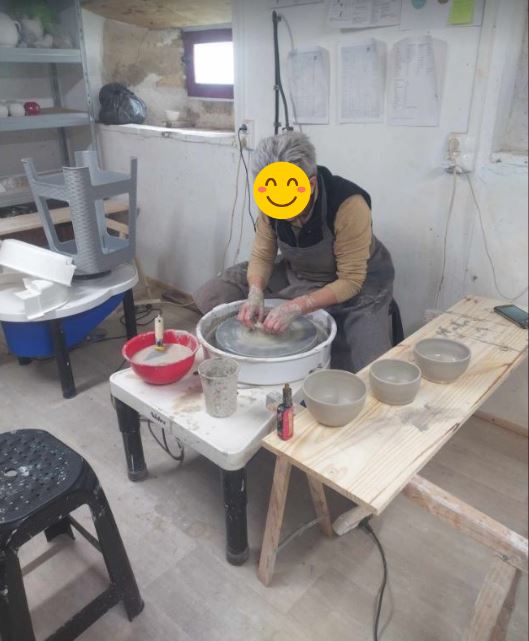 Sylvie en plein cours de tournage sur des bols

